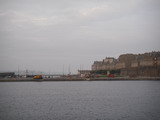 Stadtsilhouette von St. Malo, am linken Bildrand liegt die Schleuse, die Zufahrt zum Hafen (Bassin Vauban)