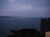 St. Malo vorgelagerte Inselchen in der Abenddämmerung