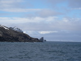 Die Berggipfel von Livingston Island hinter der Kste von Deception Island