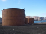 Tanks fr Brennstoffe und Wall in Whalers Bay