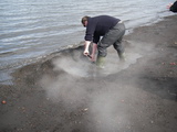 Das Becken für das vulkanisch erhitzte Wasser am Strand von Whalers Bay wird gegraben