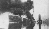 Das brennende Fabrikschiff Guvernøren