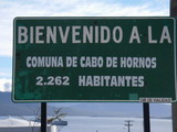 Ein Begrüßungsschild in Puerto Williams mit der Zahl der Einwohner der Kommune Kap Hoorn: 2262