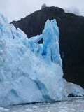 Das Eis des Gletschers bildet bizarre Gestalten (für den Augenblick, bald wird die Formation abgestürzt sein)