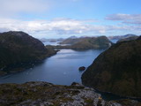 Blick vom Berg auf die patagonische Inselwelt südlich von Peninsula Cloue