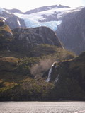 Wasserfall in der nächsten Gletscherbucht, gespeist vom Gletschersee
