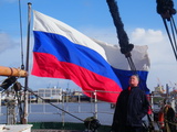 Jan vor der russischen Hafenflagge